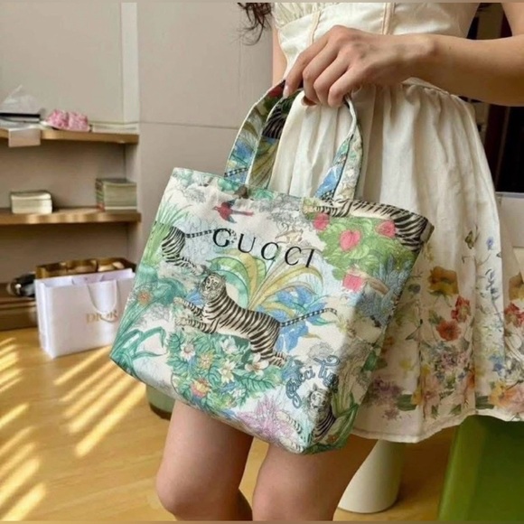 🌺🐯GWP GUCCI BEAUTY LINE TIGER/FLORAL TOTE & GWP BLUE GUCCI MIRROR/CARDHOLDER🐯🌺 - Picture 4 of 16